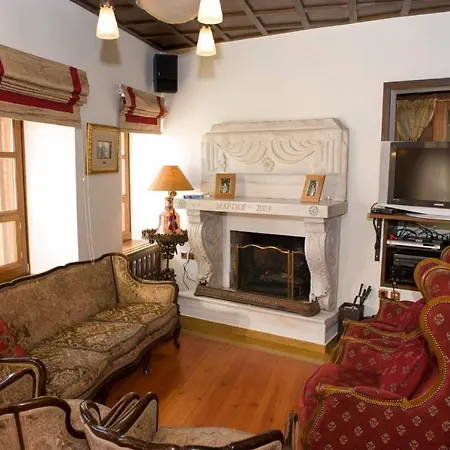 Townhouse In Near Delphi לינה וארוחת בוקר אראחובה