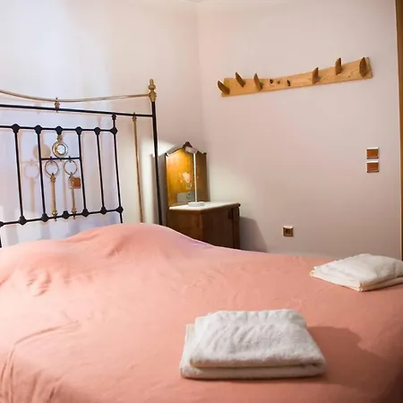לינה וארוחת בוקר Townhouse In Near Delphi